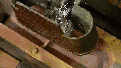 汽车工业探究丨在欧洲工厂，感受一下顶级跑车发动机是如何铸造的