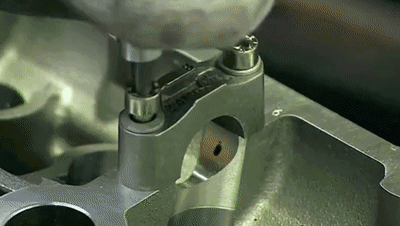 汽车工业探究丨在欧洲工厂，感受一下顶级跑车发动机是如何铸造的