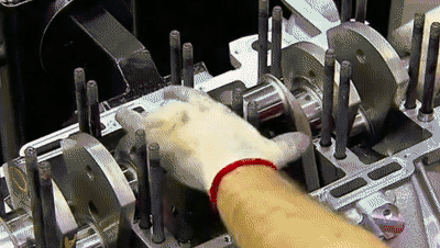 汽车工业探究丨在欧洲工厂，感受一下顶级跑车发动机是如何铸造的