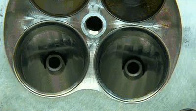 汽车工业探究丨在欧洲工厂，感受一下顶级跑车发动机是如何铸造的