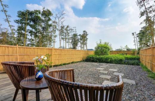 踏春采茶🍃【蒲江明月村· 呆住明月酒店】周五不加收
🎐诗情画意的乡村 现实版世外桃源！
🌳茶山竹海·松林月色 文艺质朴独院式民宿
💰288抢幽鸟琴声双床/白猿雪色大床1间1晚+采茶体验+早餐 商品图1