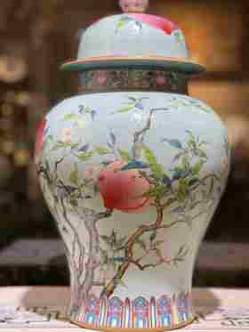 江荣荣：松石绿扒花寿桃将军罐