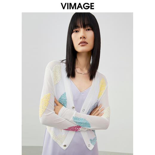 VIMAGE/纬漫纪夏季新款修身V领刺绣长袖针织衫开衫女V1701313 商品图0