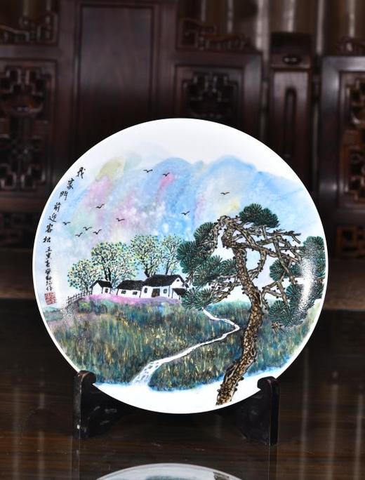 宁勤征：釉上彩绘我家门前迎客松赏盘 商品图0