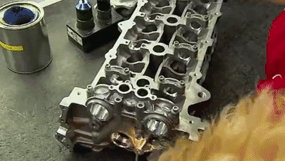 汽车工业探究丨在欧洲工厂，感受一下顶级跑车发动机是如何铸造的