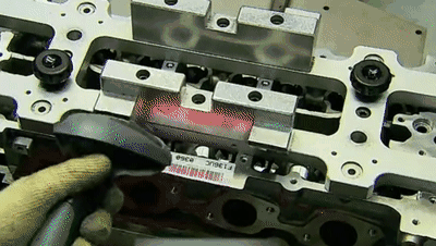 汽车工业探究丨在欧洲工厂，感受一下顶级跑车发动机是如何铸造的