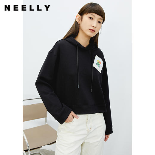 NEELLY纳俪商场同款卫衣女连帽撞色图案小众短款宽松休闲小个子潮N22022J01063 商品图3