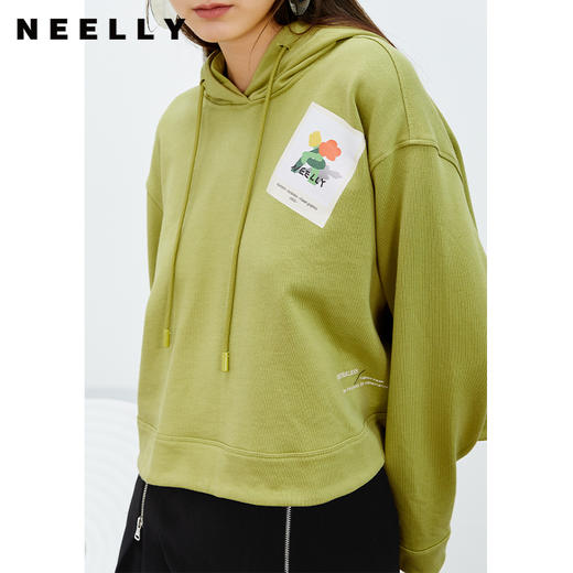 NEELLY纳俪商场同款卫衣女连帽撞色图案小众短款宽松休闲小个子潮N22022J01063 商品图1