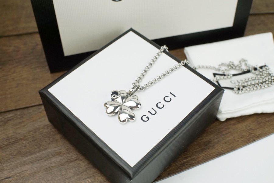 古驰gucci 四叶草g字母项链 经典g与四叶草结合成新的元素 创意特