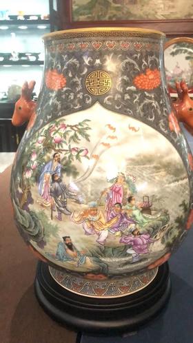 龚良斌：重工金魚子纹穿花墨彩描金图案开窗绘粉彩群仙祝寿图