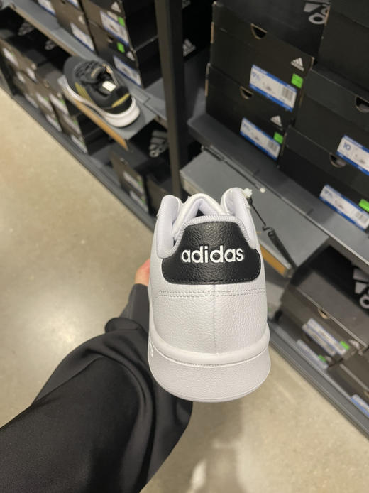 断码特价¥399！Adidas阿迪达斯女款黑尾小白鞋 商品图1