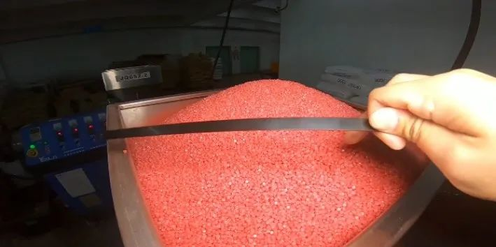 雨刷到底是如何炼成的？小威带你去工厂亲自造一对雨刷