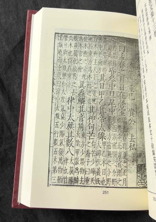 《明代版本图录初编》，精装，潘承弼、顾廷龙同撰，文海出版社1971年版，售价180元，品相9成。

本书据开明书店版影印。原本线装 4册，为齐鲁大学国学研究所专著汇编之四。收录明代较为重要的版刻书影， 商品图8
