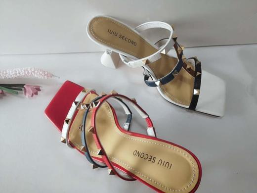 IUIU SECOND夏季气质铆钉方头柔软羊皮小跟空鞋凉鞋 商品图1