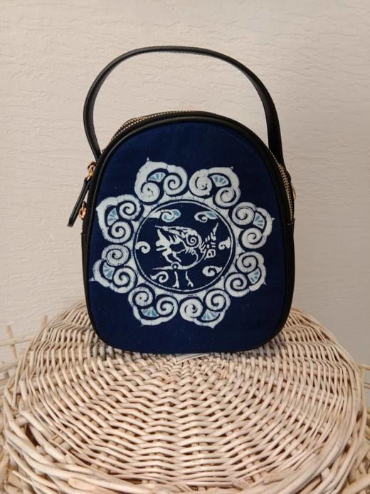 杨芳大师的作品手工蜡染皮包