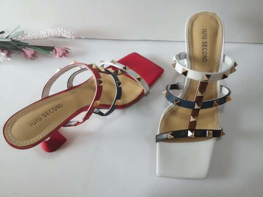 IUIU SECOND夏季气质铆钉方头柔软羊皮小跟空鞋凉鞋 商品图0