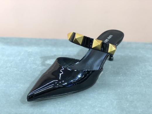 IUIU SECOND春夏时尚铆钉尖头后空凉鞋漆皮小跟拖鞋 商品图2