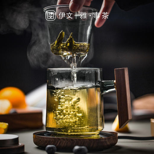 办公室玻璃茶杯带盖恒温垫组合智能加热日式茶水分离杯 伊-正六杯（宿青）-方把胡桃木+逗号恒温垫（木纹） 商品图4