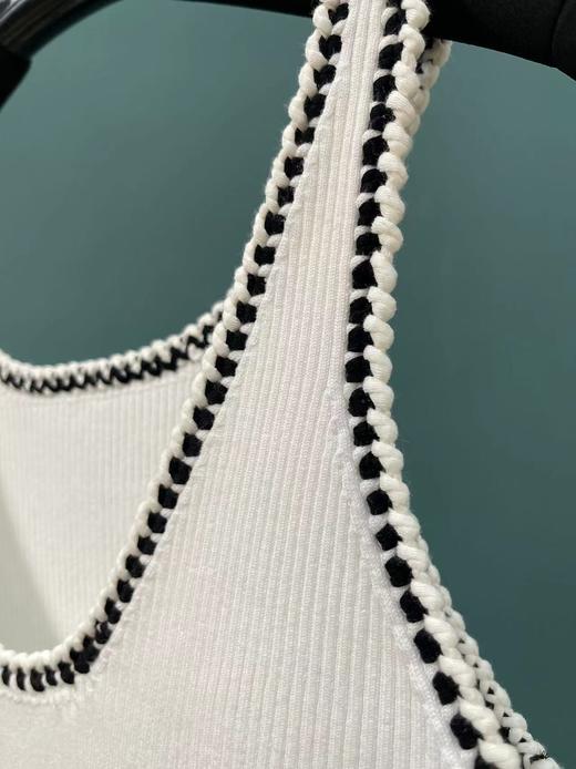 设计源自Ch@nel白色黑边款上衣短外套！【editi-on 同工厂】 背心+开衫的套装模式！小香风 亮丽米白色 设计简约大气 手工勾边 经典配色随心搭配 柔软亲肤干爽不粘身 质感优越 春夏秋冬都可穿 商品图4