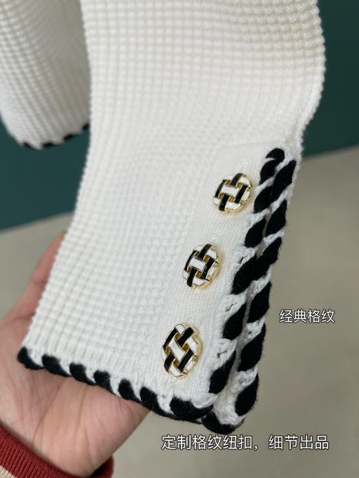 设计源自Ch@nel白色黑边款上衣短外套！【editi-on 同工厂】 背心+开衫的套装模式！小香风 亮丽米白色 设计简约大气 手工勾边 经典配色随心搭配 柔软亲肤干爽不粘身 质感优越 春夏秋冬都可穿 商品图8