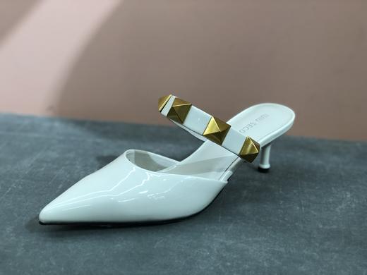 IUIU SECOND春夏时尚铆钉尖头后空凉鞋漆皮小跟拖鞋 商品图3