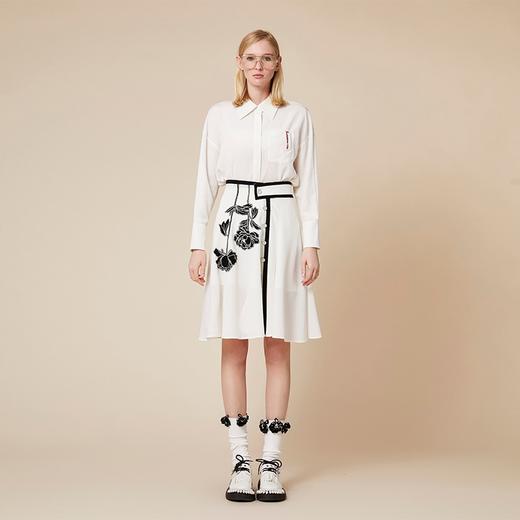 牡丹定位花绣花白色压褶半裙 商品图1