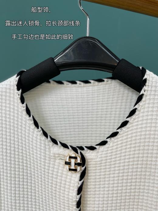 设计源自Ch@nel白色黑边款上衣短外套！【editi-on 同工厂】 背心+开衫的套装模式！小香风 亮丽米白色 设计简约大气 手工勾边 经典配色随心搭配 柔软亲肤干爽不粘身 质感优越 春夏秋冬都可穿 商品图6