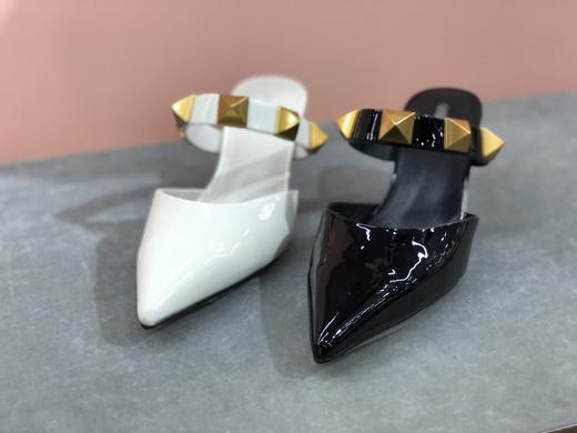 IUIU SECOND春夏时尚铆钉尖头后空凉鞋漆皮小跟拖鞋 商品图1