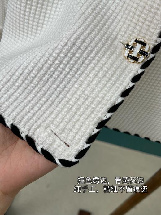 设计源自Ch@nel白色黑边款上衣短外套！【editi-on 同工厂】 背心+开衫的套装模式！小香风 亮丽米白色 设计简约大气 手工勾边 经典配色随心搭配 柔软亲肤干爽不粘身 质感优越 春夏秋冬都可穿 商品图7