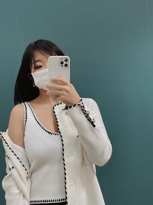 设计源自Ch@nel白色黑边款上衣短外套！【editi-on 同工厂】 背心+开衫的套装模式！小香风 亮丽米白色 设计简约大气 手工勾边 经典配色随心搭配 柔软亲肤干爽不粘身 质感优越 春夏秋冬都可穿 商品图13