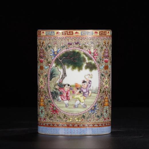 江南平：大清乾隆年制款 粉彩古月轩花卉纹开窗婴戏图笔筒 商品图0