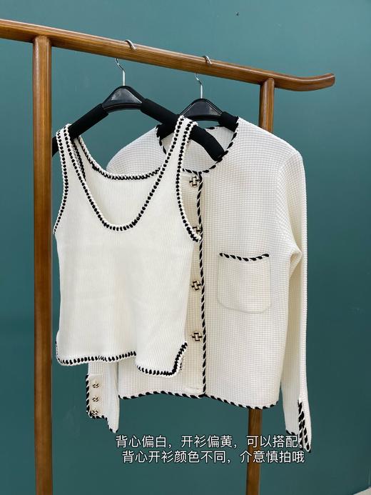 设计源自Ch@nel白色黑边款上衣短外套！【editi-on 同工厂】 背心+开衫的套装模式！小香风 亮丽米白色 设计简约大气 手工勾边 经典配色随心搭配 柔软亲肤干爽不粘身 质感优越 春夏秋冬都可穿 商品图5