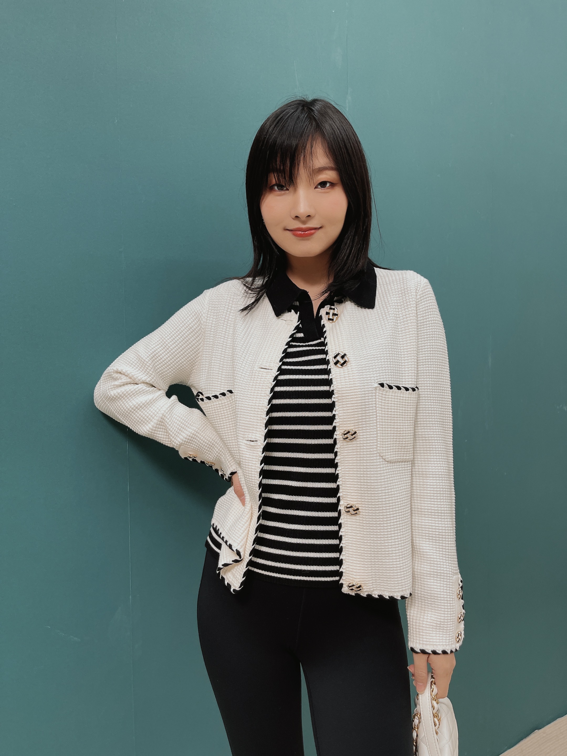 设计源自Ch@nel白色黑边款上衣短外套！【editi-on 同工厂】 背心+开衫的套装模式！小香风 亮丽米白色 设计简约大气 手工勾边 经典配色随心搭配 柔软亲肤干爽不粘身 质感优越 春夏秋冬都可穿