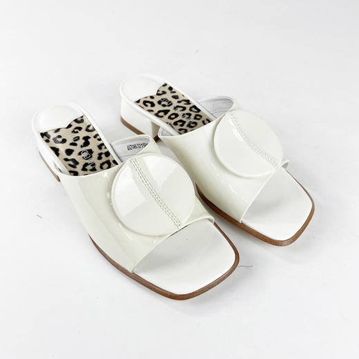 IUIU SECOND夏季时尚方头矮跟漆皮凉拖鞋 商品图1