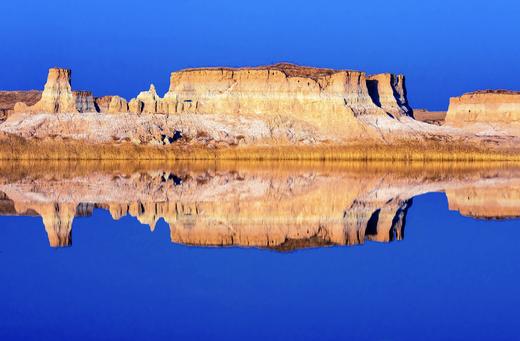 腾格里沙地球心脏---乌兰湖、波浪谷、莲花辿、老牛湾、乌兰哈达火山群、 大同土林、库布齐沙漠、西部梦幻峡谷、波浪谷、定边盐湖6-12天（榆林往返） 商品图7