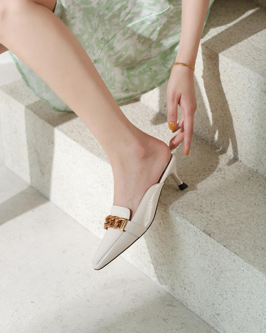 IUIU SECOND春夏漆皮穆勒拖尖头小跟拖鞋 商品图7