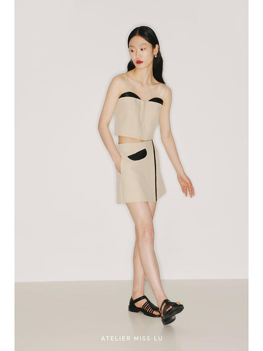 【猫耳】浅半圆领口设计环保PU皮质拼接燕麦浅驼吊带上衣/220018 商品图1