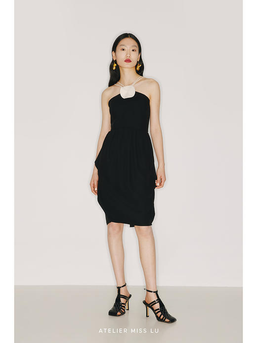 【月光爱丽丝】手工圆片装饰立裁垂褶黑色收腰吊带连衣裙/22000023 商品图2