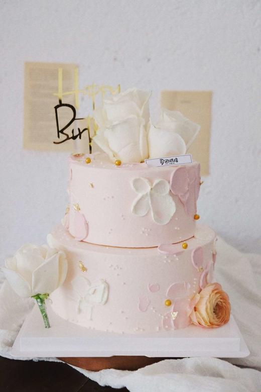 温柔白玫瑰（提前一天预订）此款为鲜花装饰，偶尔花材会视情况更换，请以实物为准。 商品图0