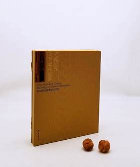 《鹊华秋色图》，一函一册装，布面函套，大16开，赵孟頫绘，江西美术出版社2012年版，北京雅昌精印，定价980，售价166元。

《鹊华秋色图》是元代画家赵孟頫于元贞元年（1295）回到故乡浙江为好友