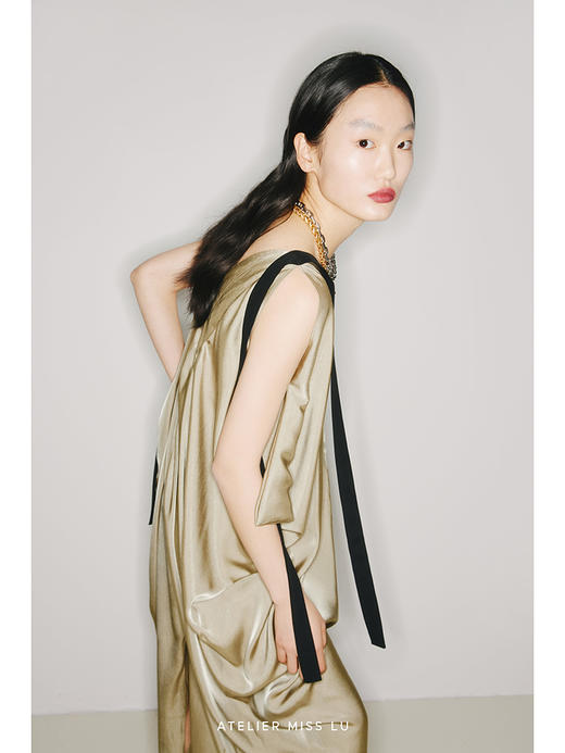 【流金琥珀】肩部飘带设计立裁垂褶浅金绿V领无袖连衣裙/2200009 商品图3