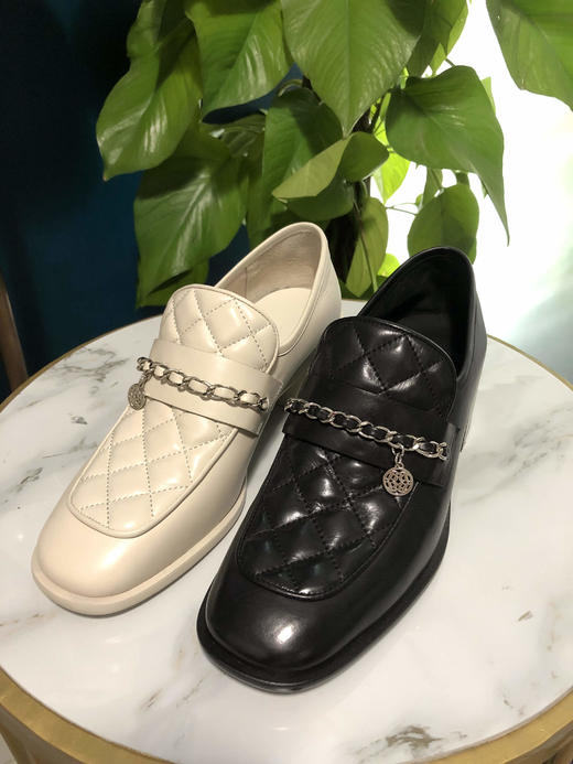 westory早秋新品小牛皮乐福鞋女真皮软皮链条徽章单鞋W20CM70471 商品图0