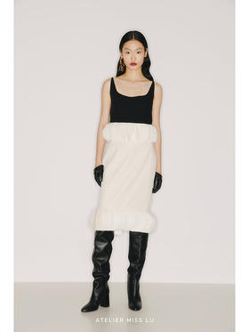 【玻璃猫】下摆重工圆片薄纱拼接黑拼米白圆弧领细肩带上衣/22001A