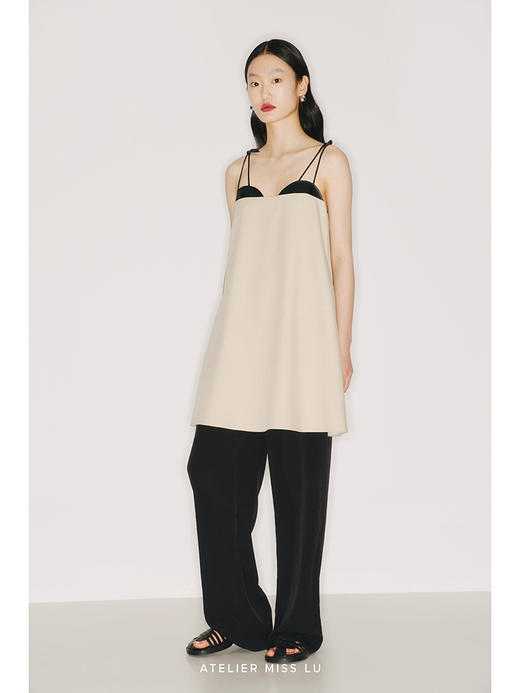 【双生】浅半圆领口设计环保PU皮质拼接燕麦浅驼撞色吊带连衣裙/22000021A 商品图1