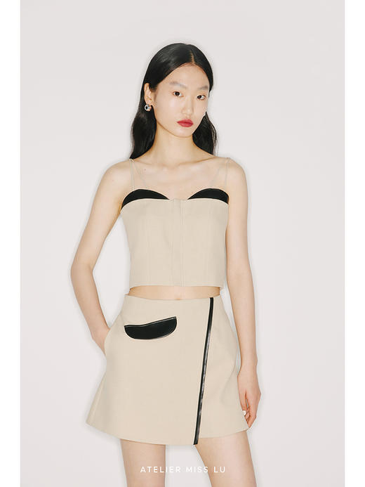 【猫耳】浅半圆领口设计环保PU皮质拼接燕麦浅驼吊带上衣/220018 商品图3