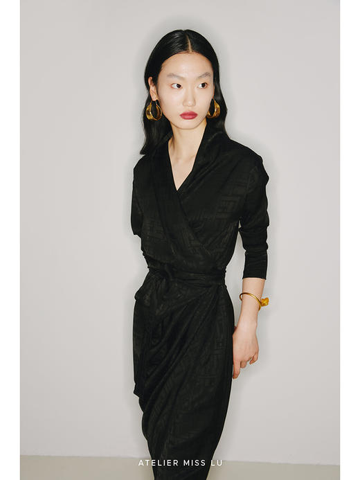 【春日信徒】定制款日本进口三醋酸光泽黑立裁裹身长袖连衣裙/22000030A 商品图1