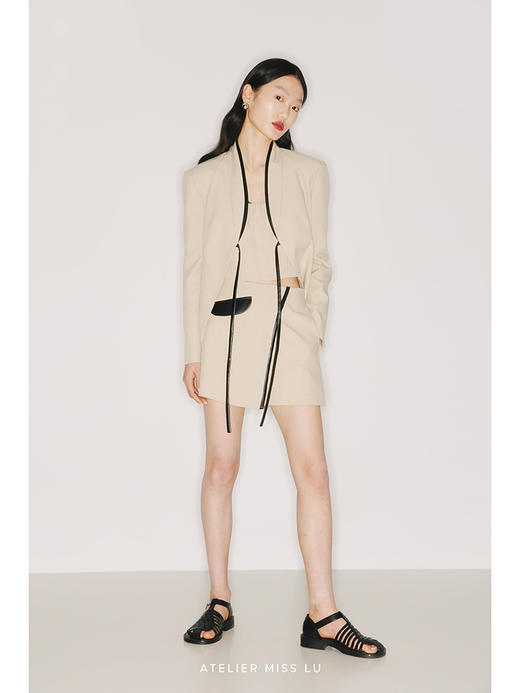 【希维尔战袍】燕麦浅驼黑色环保PU皮质包边垫肩收腰外套/22006 商品图2