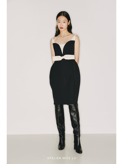 【加拉辛】大弧线黑色拼米白细肩带蝴蝶结黑色收腰连衣裙/2200002 商品图0