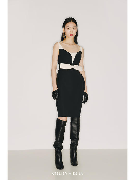 【加拉辛】大弧线黑色拼米白细肩带蝴蝶结黑色收腰连衣裙/2200002 商品图1