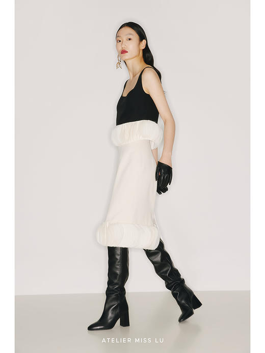 【玻璃猫】下摆重工圆片薄纱拼接黑拼米白圆弧领细肩带上衣/22001A 商品图1